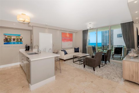 Condo in Sunny Isles Beach, Florida, 2 bedrooms  № 1975098 - photo 2