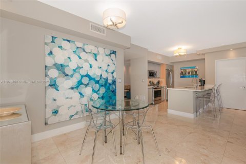 Condo in Sunny Isles Beach, Florida, 2 bedrooms  № 1975098 - photo 14