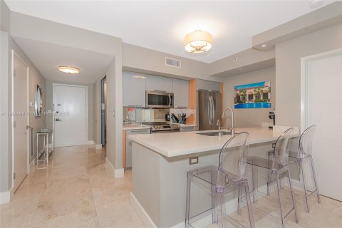 Condo in Sunny Isles Beach, Florida, 2 bedrooms  № 1975098 - photo 18