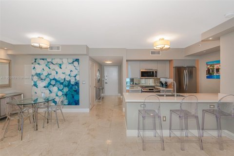 Condo in Sunny Isles Beach, Florida, 2 bedrooms  № 1975098 - photo 19