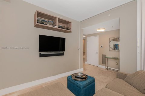 Condo in Sunny Isles Beach, Florida, 2 bedrooms  № 1975098 - photo 23