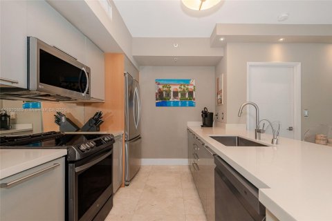 Condo in Sunny Isles Beach, Florida, 2 bedrooms  № 1975098 - photo 17