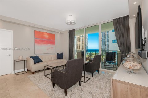 Condo in Sunny Isles Beach, Florida, 2 bedrooms  № 1975098 - photo 10
