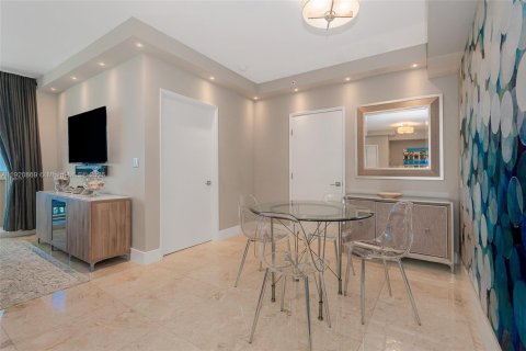 Condo in Sunny Isles Beach, Florida, 2 bedrooms  № 1975098 - photo 16