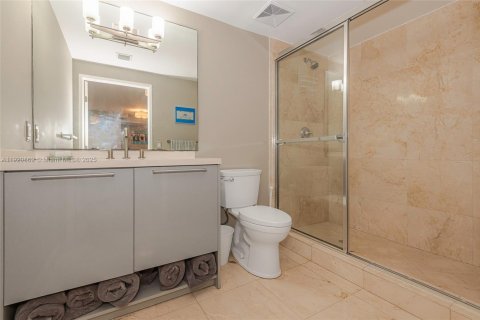 Condo in Sunny Isles Beach, Florida, 2 bedrooms  № 1975098 - photo 25