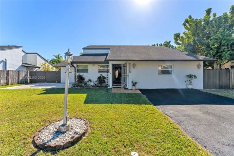 House in Miami, Florida 3 bedrooms, 210.7 sq.m. № 2079014