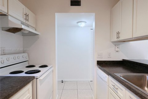 Condominio en alquiler en Miramar, Florida, 2 dormitorios, 77.29 m2 № 2073161 - foto 8