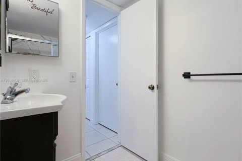 Condominio en alquiler en Miramar, Florida, 2 dormitorios, 77.29 m2 № 2073161 - foto 17