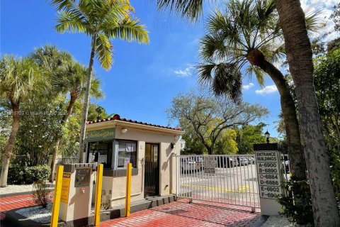 Condominio en venta en Pinecrest, Florida, 3 dormitorios, 124.12 m2 № 1971804 - foto 2