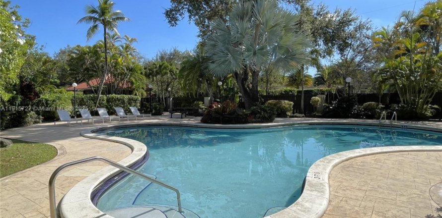 Condominio en Pinecrest, Florida, 3 dormitorios  № 1971804