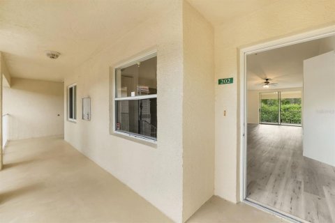 Condo in Naples, Florida, 2 bedrooms № 2118809 - photo 17