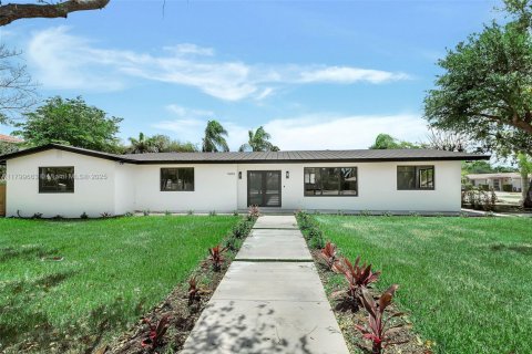 House in Miami, Florida 4 bedrooms, 246.19 sq.m. № 1684335 - photo 1