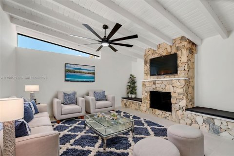 House in Miami, Florida 4 bedrooms, 246.19 sq.m. № 1684335 - photo 10
