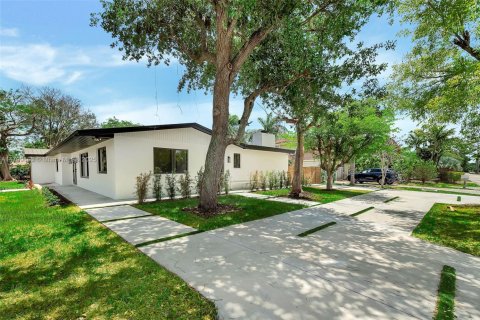 House in Miami, Florida 4 bedrooms, 246.19 sq.m. № 1684335 - photo 2