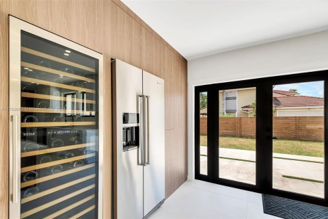 House in Miami, Florida 4 bedrooms, 246.19 sq.m. № 1684335 - photo 9