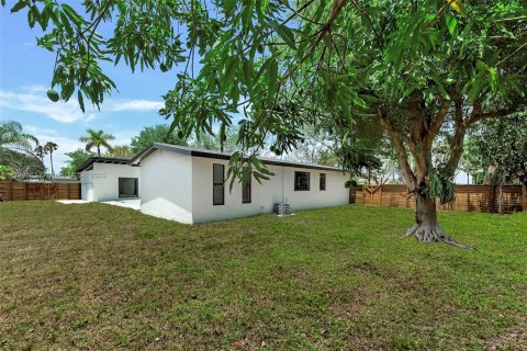 House in Miami, Florida 4 bedrooms, 246.19 sq.m. № 1684335 - photo 25