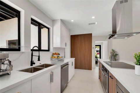 House in Miami, Florida 4 bedrooms, 246.19 sq.m. № 1684335 - photo 8