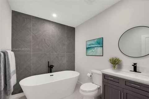 House in Miami, Florida 4 bedrooms, 246.19 sq.m. № 1684335 - photo 19