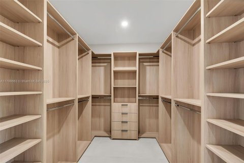 House in Miami, Florida 4 bedrooms, 246.19 sq.m. № 1684335 - photo 13
