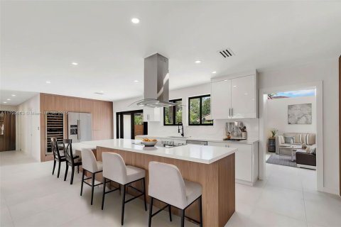 House in Miami, Florida 4 bedrooms, 246.19 sq.m. № 1684335 - photo 6