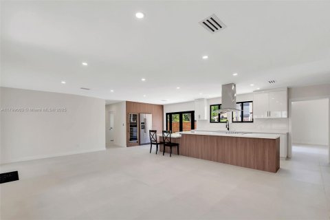 House in Miami, Florida 4 bedrooms, 246.19 sq.m. № 1684335 - photo 5
