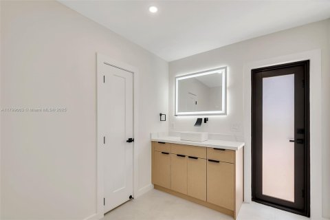 House in Miami, Florida 4 bedrooms, 246.19 sq.m. № 1684335 - photo 20