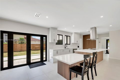 House in Miami, Florida 4 bedrooms, 246.19 sq.m. № 1684335 - photo 7