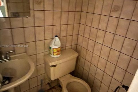 Casa en venta en Hialeah, Florida, 4 dormitorios, 174.38 m2 № 1970622 - foto 5