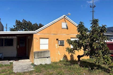 Casa en venta en Hialeah, Florida, 4 dormitorios, 174.38 m2 № 1970622 - foto 2