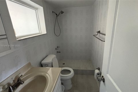 Casa en venta en Hialeah, Florida, 4 dormitorios, 174.38 m2 № 1970622 - foto 3