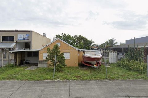 Casa en venta en Hialeah, Florida, 4 dormitorios, 174.38 m2 № 1970622 - foto 1