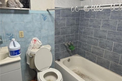 Casa en venta en Hialeah, Florida, 4 dormitorios, 174.38 m2 № 1970622 - foto 4