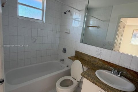 Condo in Hialeah, Florida, 2 bedrooms  № 1942449 - photo 21