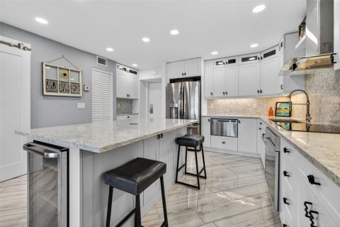 Condominio en venta en Saint Petersburg, Florida, 1 dormitorio, 69.21 m2 № 2197381 - foto 2