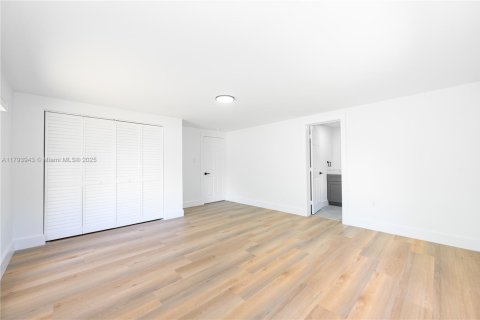 House in Miami, Florida 4 bedrooms, 156.35 sq.m. № 1726516 - photo 22