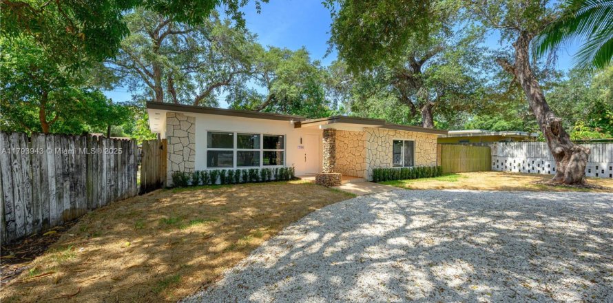 House in Miami, Florida 4 bedrooms, 156.35 sq.m. № 1726516