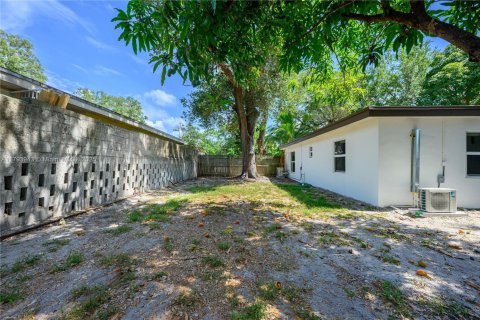 House in Miami, Florida 4 bedrooms, 156.35 sq.m. № 1726516 - photo 10