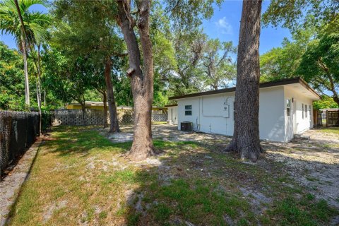 House in Miami, Florida 4 bedrooms, 156.35 sq.m. № 1726516 - photo 30