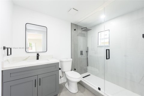 House in Miami, Florida 4 bedrooms, 156.35 sq.m. № 1726516 - photo 23