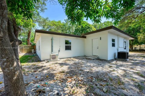 House in Miami, Florida 4 bedrooms, 156.35 sq.m. № 1726516 - photo 11