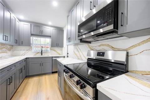 House in Miami, Florida 4 bedrooms, 156.35 sq.m. № 1726516 - photo 17