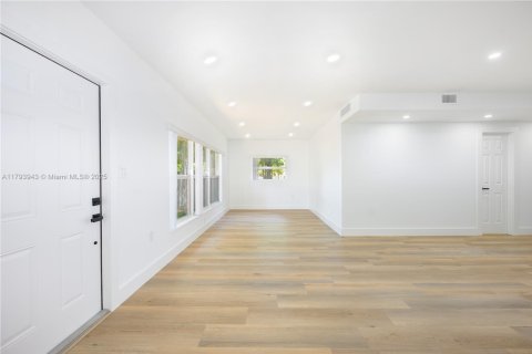 House in Miami, Florida 4 bedrooms, 156.35 sq.m. № 1726516 - photo 9