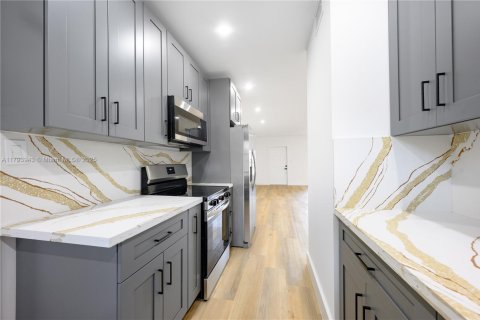 House in Miami, Florida 4 bedrooms, 156.35 sq.m. № 1726516 - photo 15