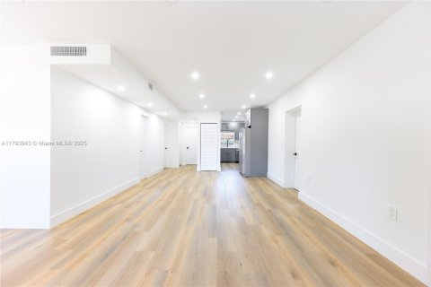 House in Miami, Florida 4 bedrooms, 156.35 sq.m. № 1726516 - photo 7