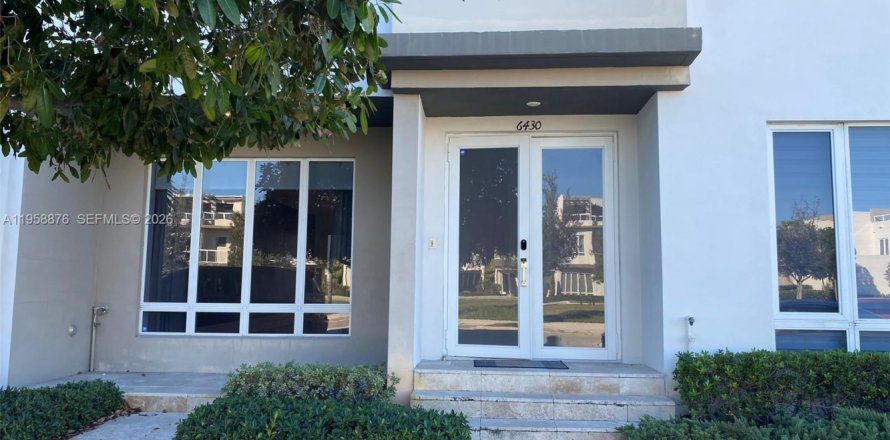 Кондоминиум с 3 спальнями в Дорал, Флорида в LANDMARK № 2017579