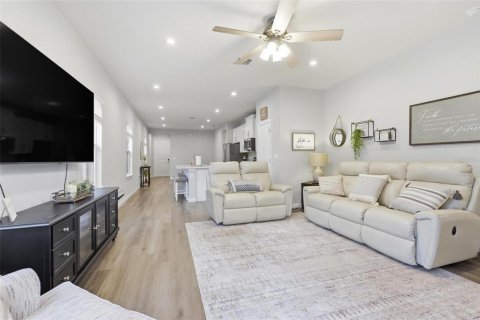 House in DeLand, Florida 3 bedrooms, 139.35 sq.m. № 2313398 - photo 11