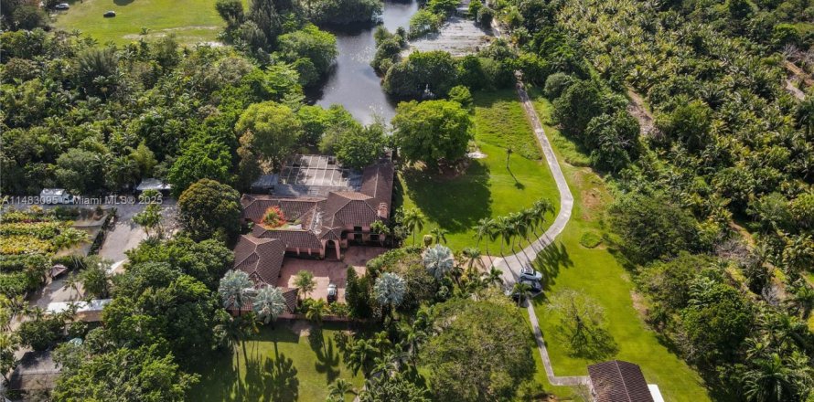 House in Davie, Florida 5 bedrooms, 959.87 sq.m. № 1859970