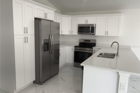 House in Cape Coral, Florida 3 bedrooms, 121.7 sq.m. № 2122505 - photo 2