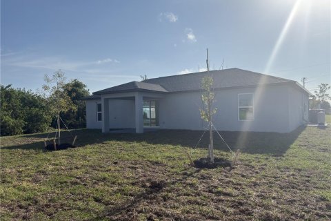 House in Cape Coral, Florida 3 bedrooms, 121.7 sq.m. № 2122505 - photo 10