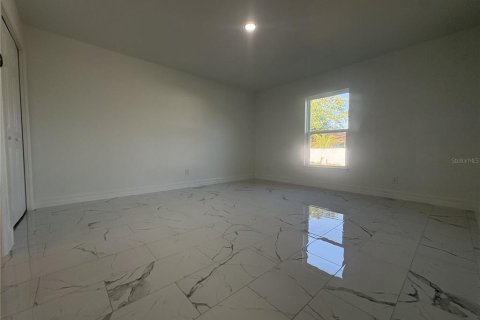 House in Cape Coral, Florida 3 bedrooms, 121.7 sq.m. № 2122505 - photo 7